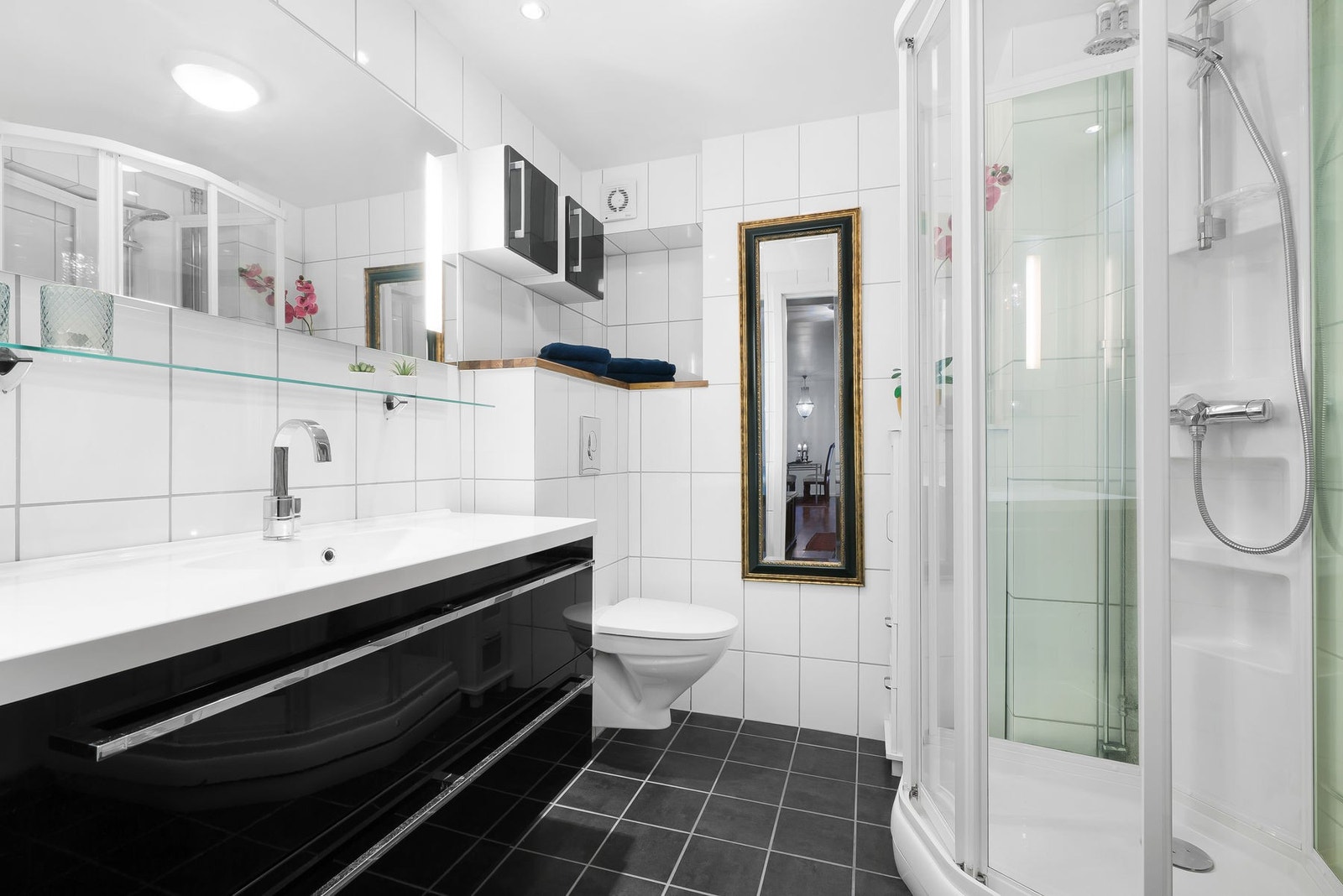 Helfliset bad med gipsplater i taket Galleribilde