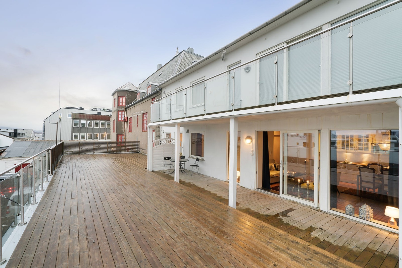 Leiligheten har direkte tilgang til både privat og felles terrasseområde, med fantastisk utsikt over sjø og fjell Galleribilde