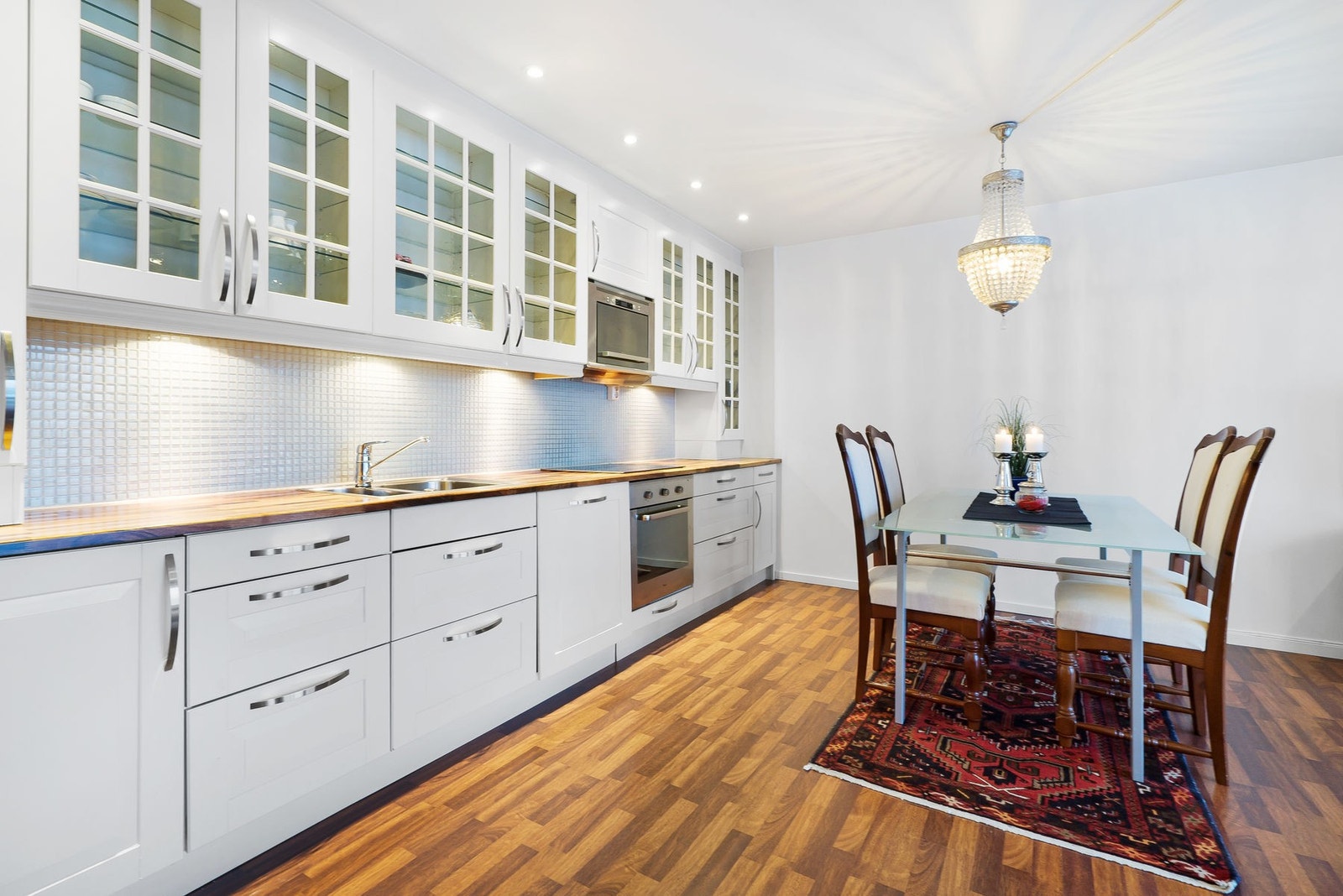 Kjøkkenet har malte profilerte fronter og en benkeplate av heltre med dobbel vaskekum Galleribilde