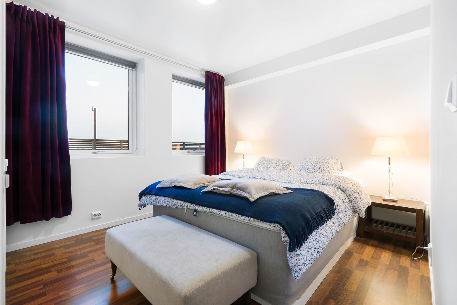 Leiligheten har to soverom, hvorav dette er det største Galleribilde