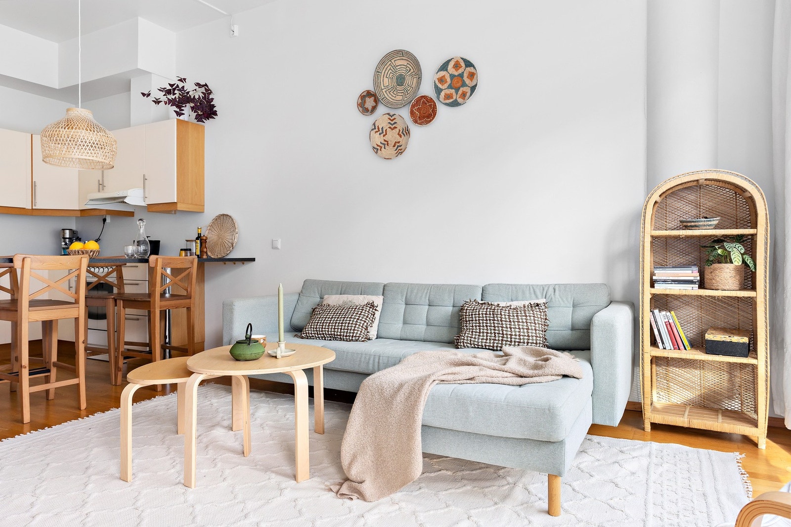 Stue- og kjøkkenløsningen måler 25 kvm og har plass til romslig sittegruppe. Galleribilde