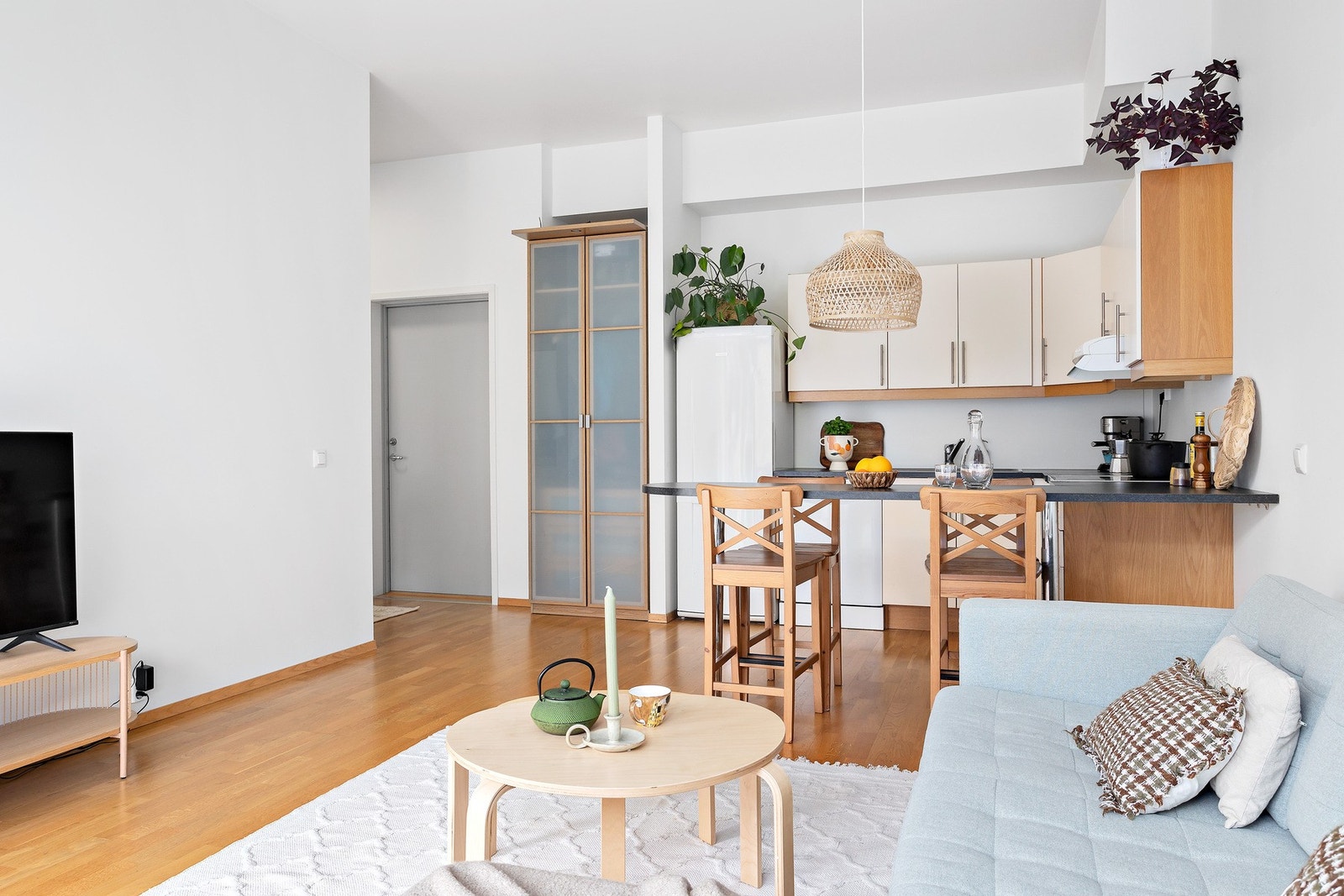 Barløsningen fungerer utmerket som spisebord så vel som ekstra arbeidsflate for kokken. Galleribilde