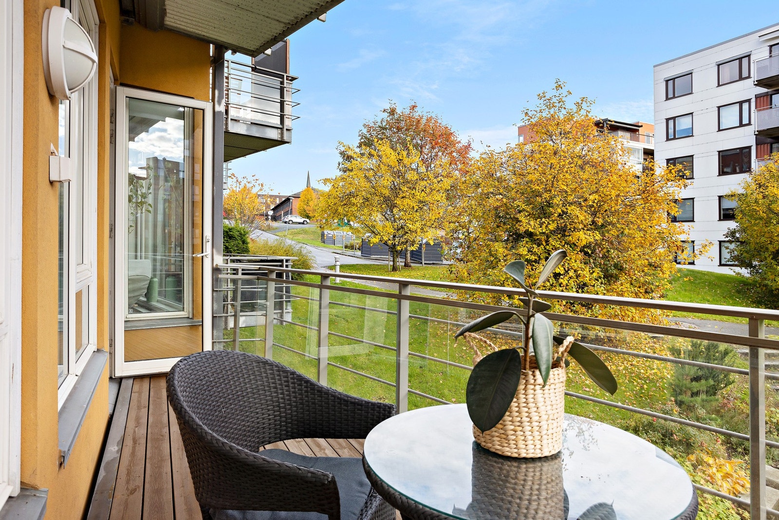 Balkongen ligger i høy første etasje, fint skuende utover fine grøntarealer. Galleribilde