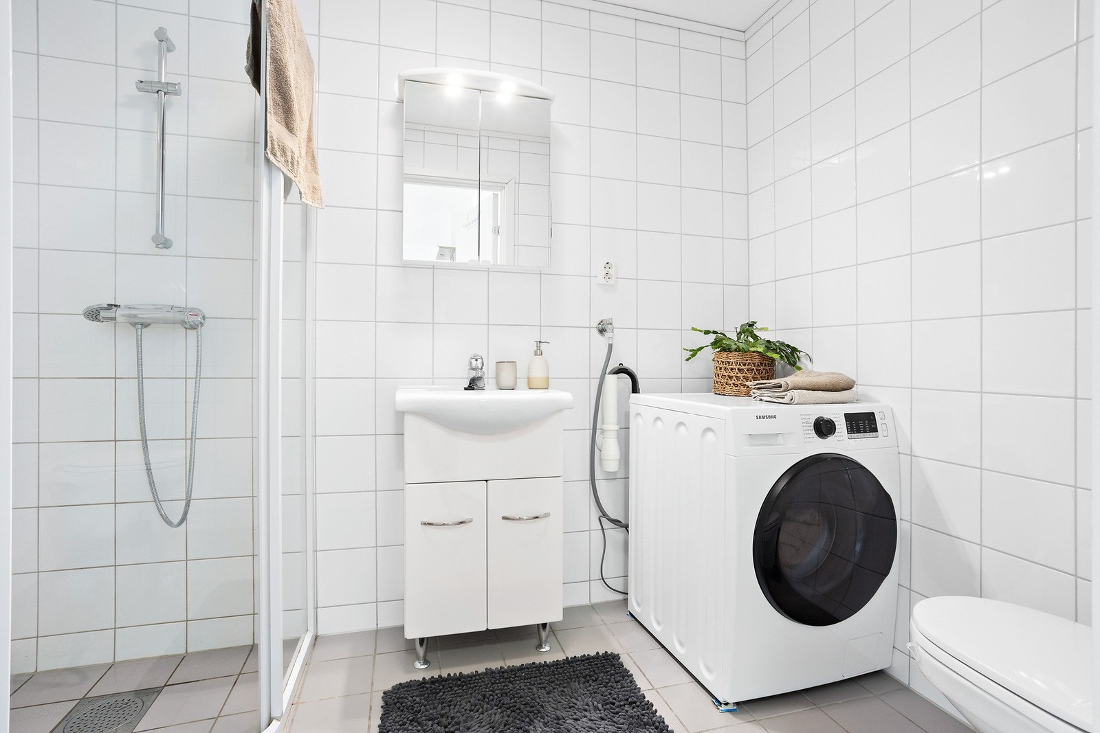 Pent flislagt med gulvvarme. Badet er på 4,4 kvm. Galleribilde