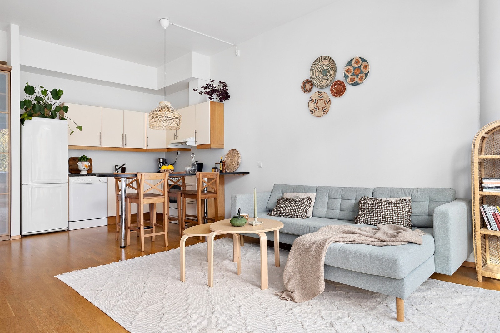 Kjøkken og stue-del finner sin naturlige avdeling med den praktiske barløsningen kjøkkenet er utstyrt med. Galleribilde