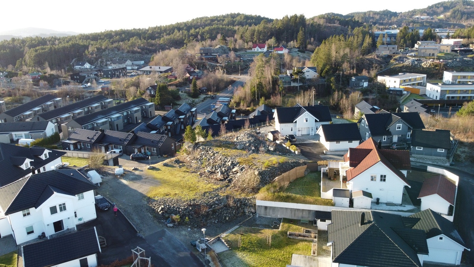 Barnevennlig og hyggelig nabolag med nyere bebyggelse Galleribilde