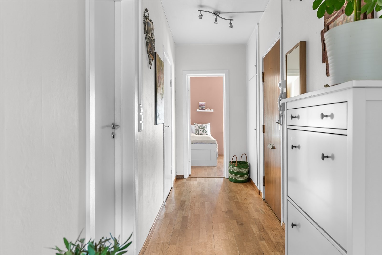 Entrè med adkomst til alle rom. Det er utgang til baktrapp samt hovedinngang med heis rett utenfor. Det disponeres to boder i kjeller og loft på ca. 2 kvm og ca. 5 kvm (gulvareal) Galleribilde