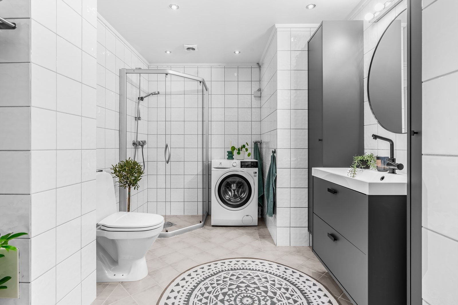 Baderommet har varme i gulv, downlights i himling og opplegg for vaskemaskin Galleribilde