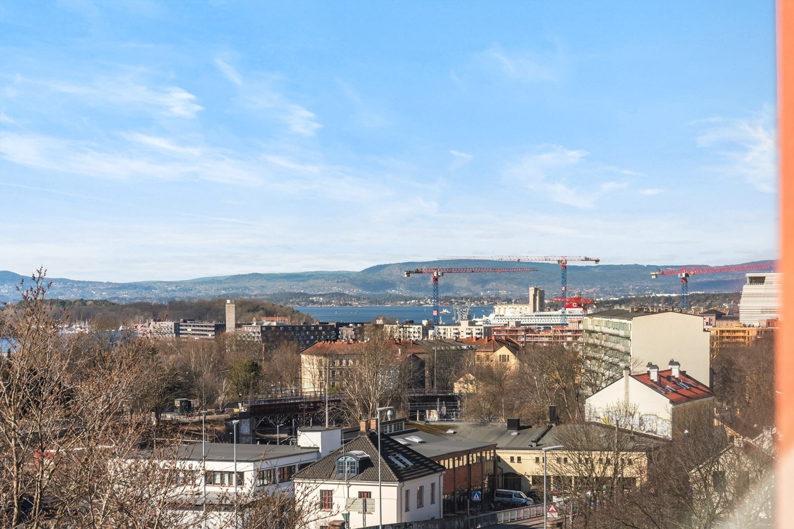 Fra stuen har du utsikt til Ekeberg og ned mot fjorden Galleribilde