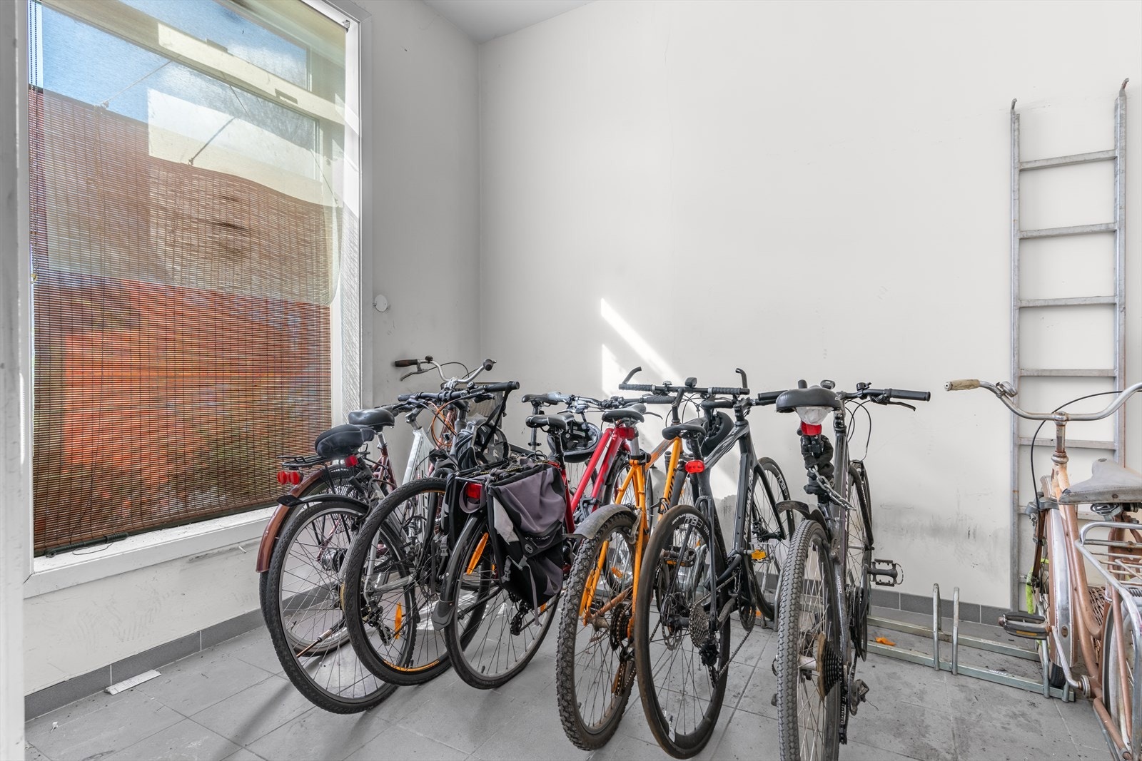 Felles sykkelparkering innendørs Galleribilde