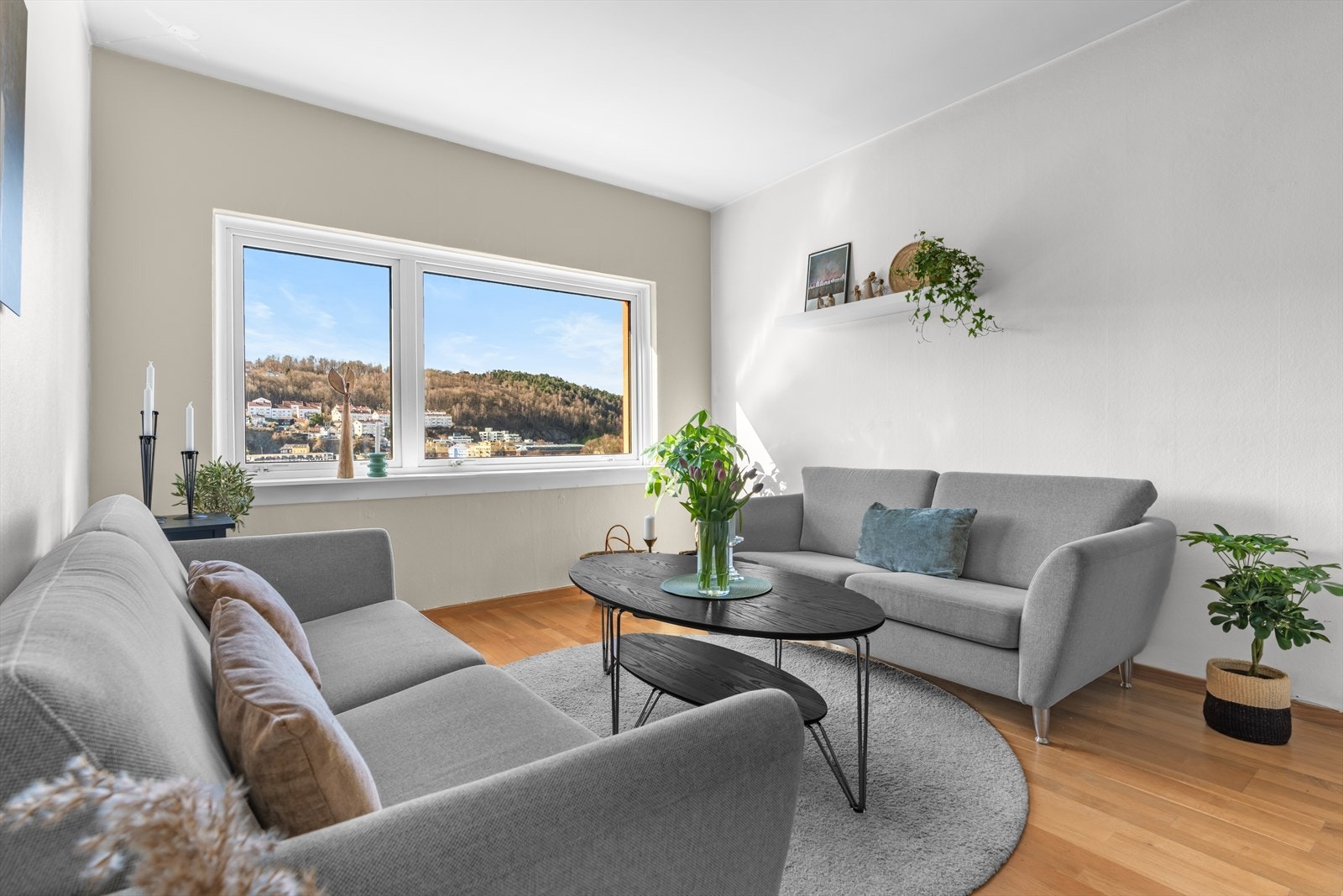Leiligheten inneholder stue med åpen kjøkkenløsning, kjøkken nr 2, bad, entrè, gang og to soverom Galleribilde
