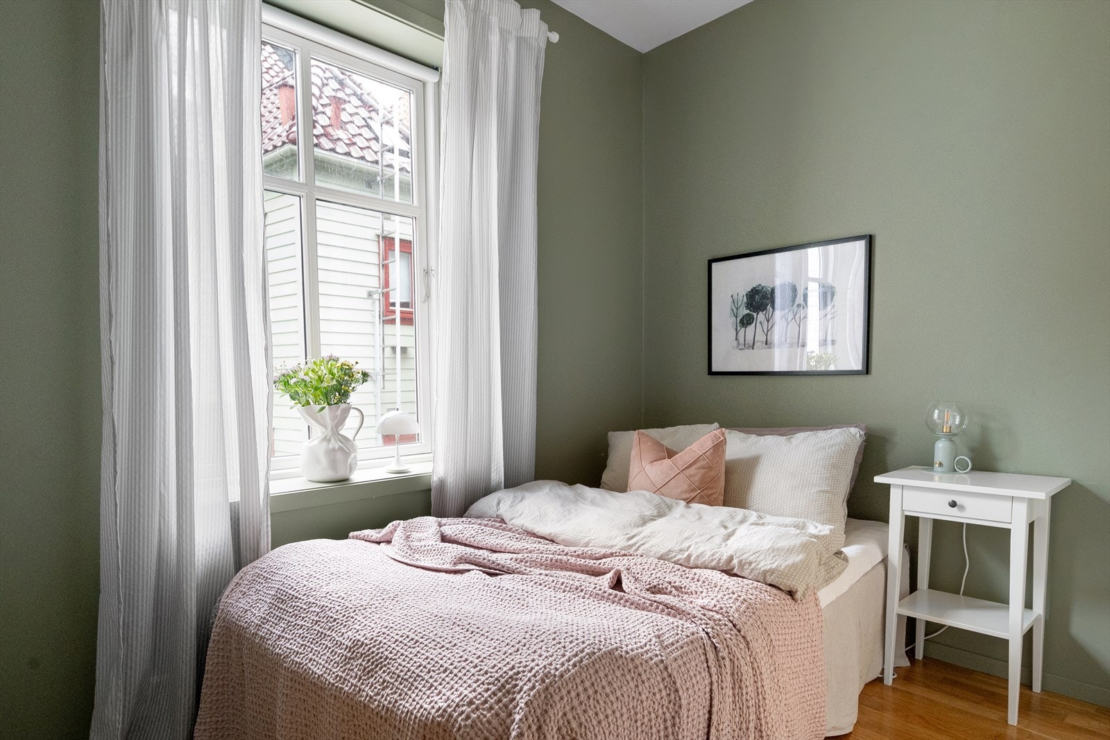 I leiligheten er det to soverom begge litt over 7 m² med plass til både seng, garderobe og nattbord Galleribilde
