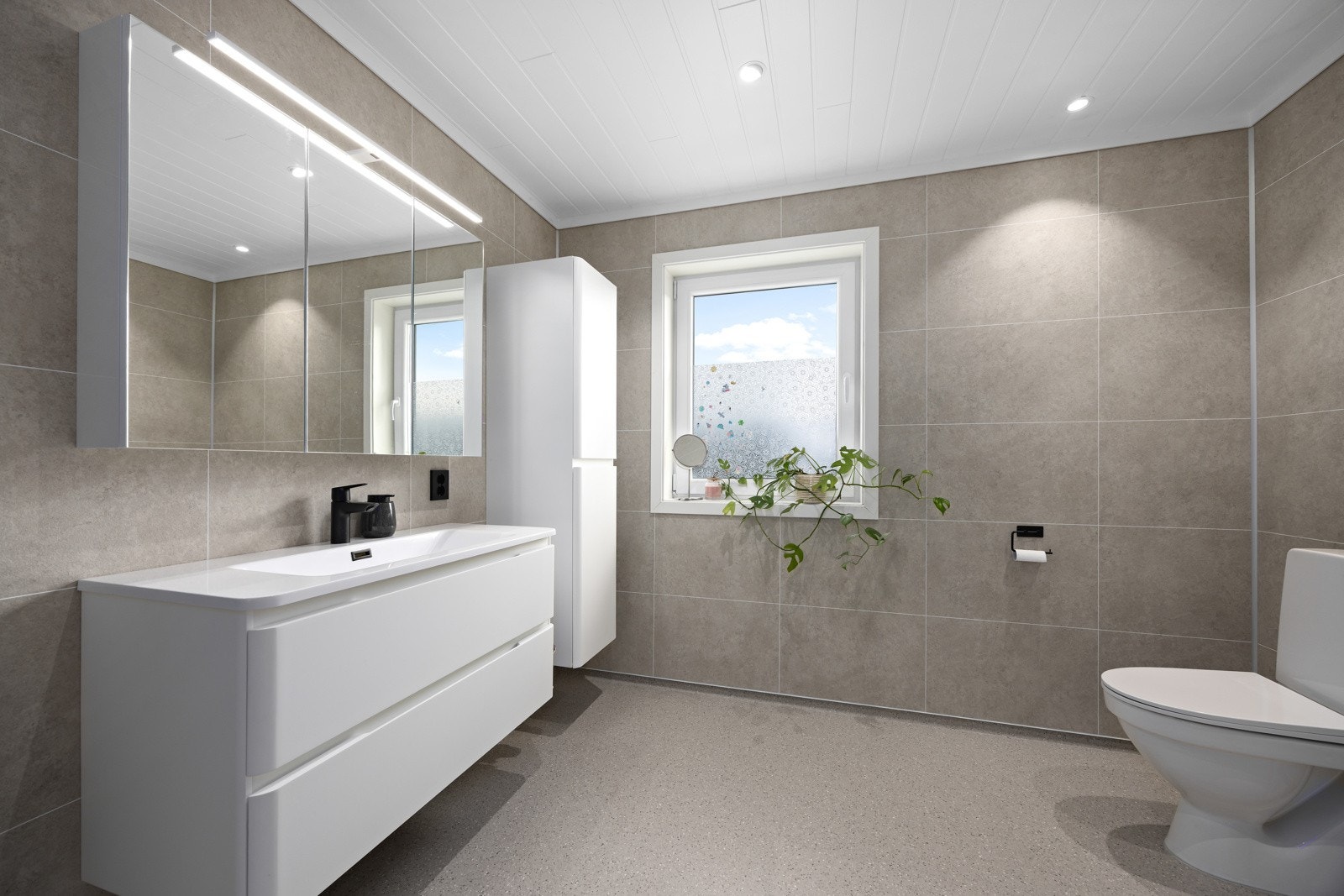 Badet er helt nytt fra 2025 og fremstår som lyst og delikat. Det er utstyrt med våtromsbelegg, våtromsplater, varmekabler i gulv og downlights i taket. Badet har moderne sanitærutstyr som dusjnisje, toalett og vask, samt elektrisk avtrekk. Galleribilde