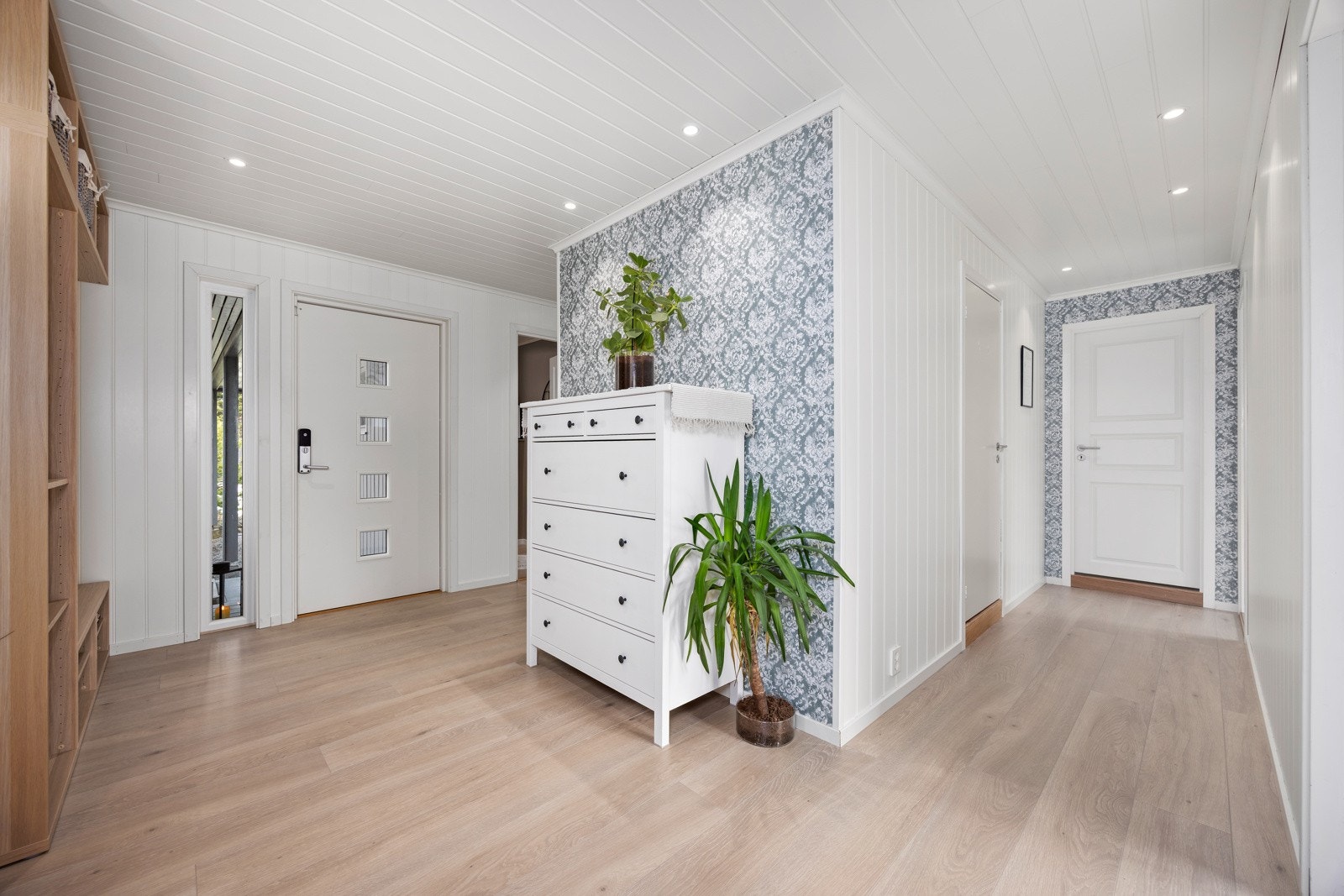 Her får du en lys og moderne enebolig med gjennomgående god standard, betydelige oppgraderinger de senere årene og rom for hele familien. Galleribilde