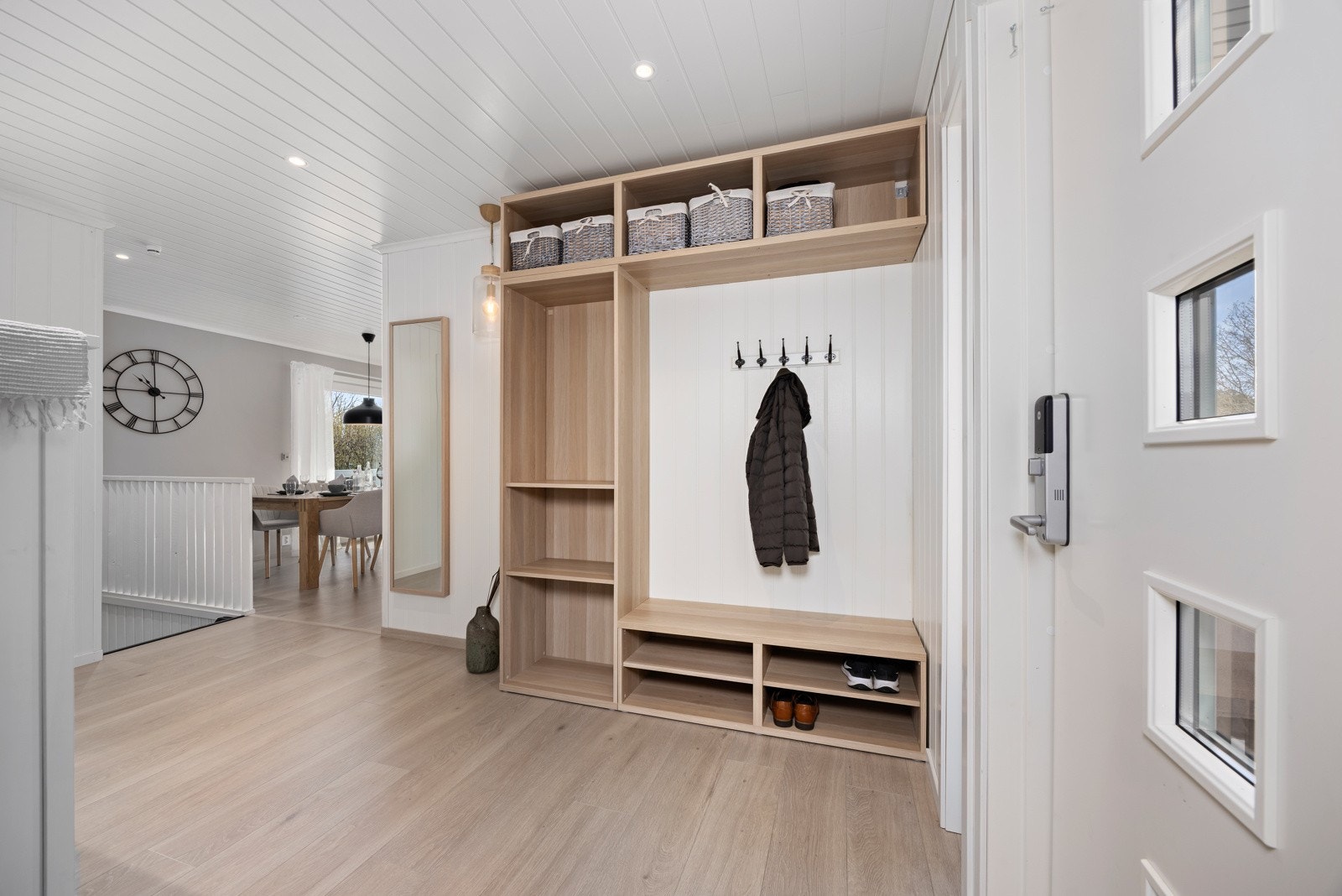 Boligen har en praktisk planløsning, smakfulle materialvalg og gode løsninger for både hverdag og fest. Galleribilde