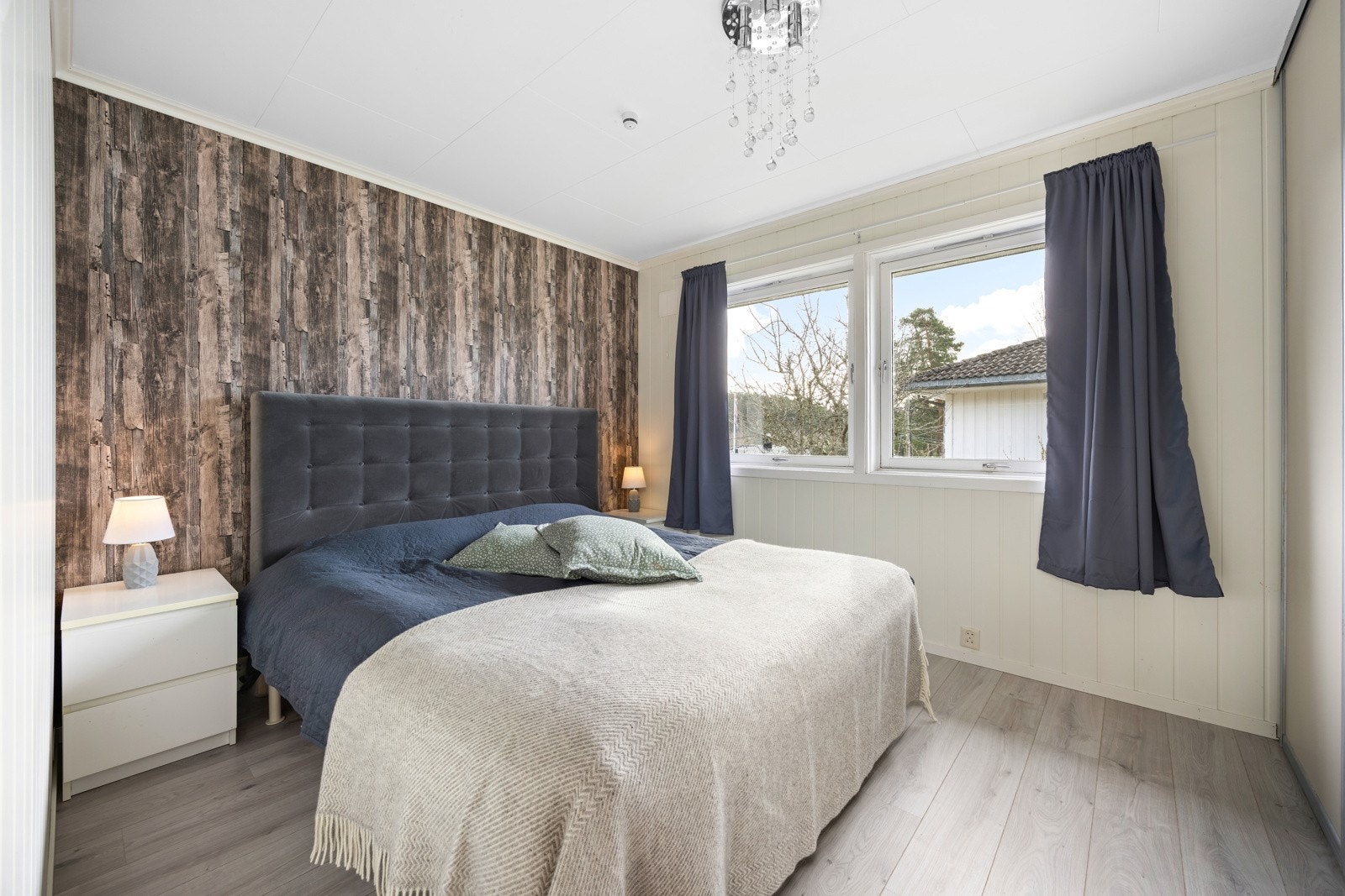 Hovedsoverom med skyvedørsgarderobe Galleribilde