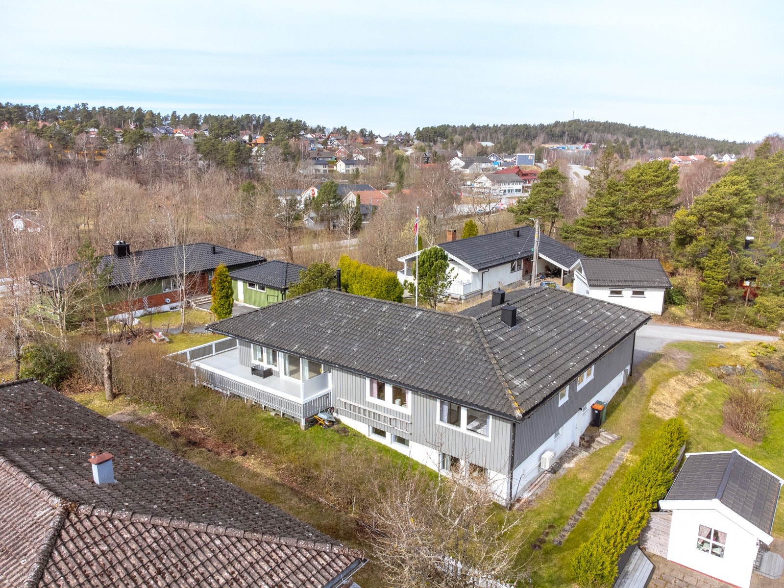Eiendommen ligger i et ettertraktet og svært barnevennlig område uten gjennomgangstrafikk. Her finner du trygge gangveier til både barnehage og skoler - perfekt for småbarnsfamilier som verdsetter en trygg og enkel hverdag. Galleribilde