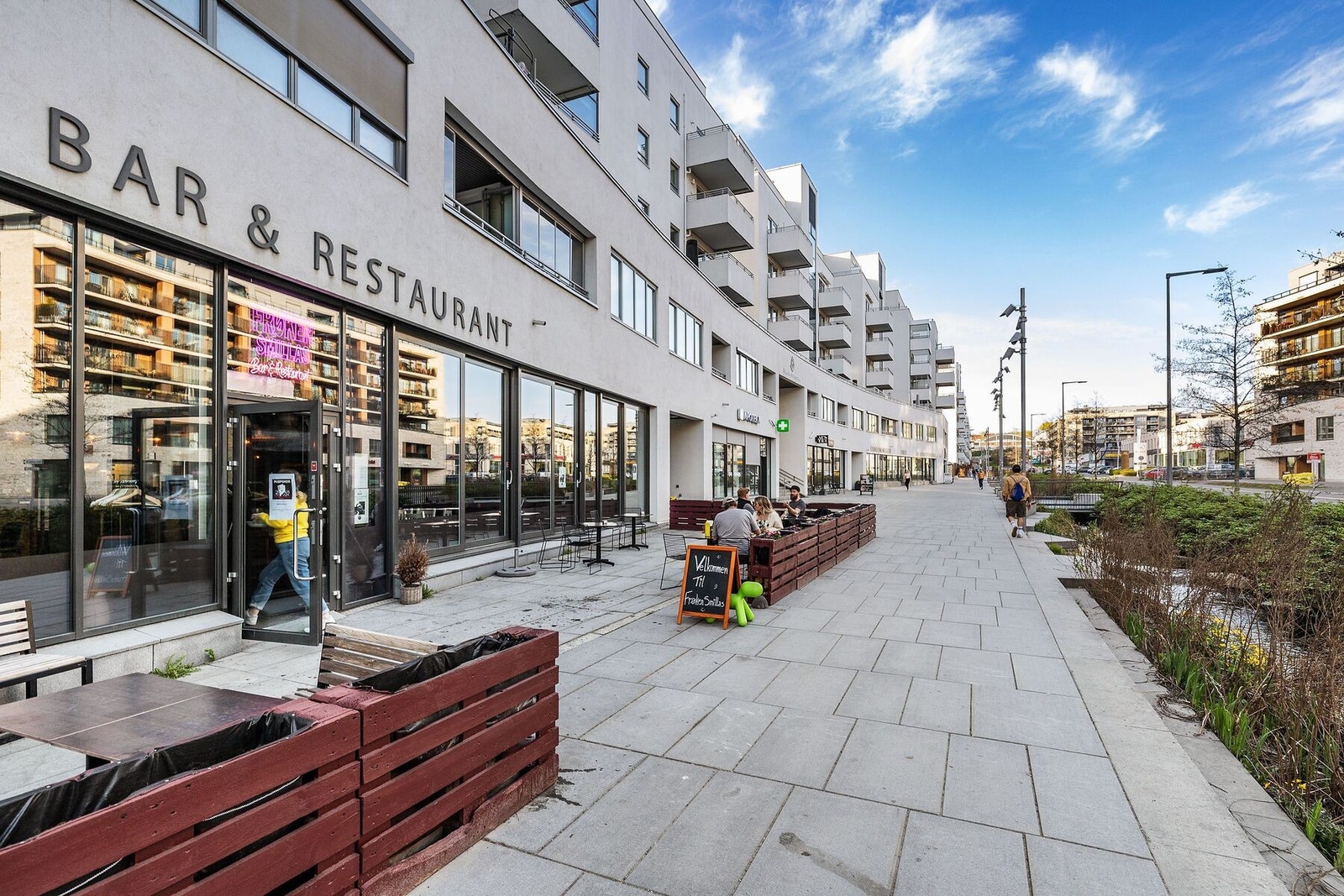 Området har flere hyggelige spisesteder og et godt utvalg av daglivarebutikker Galleribilde