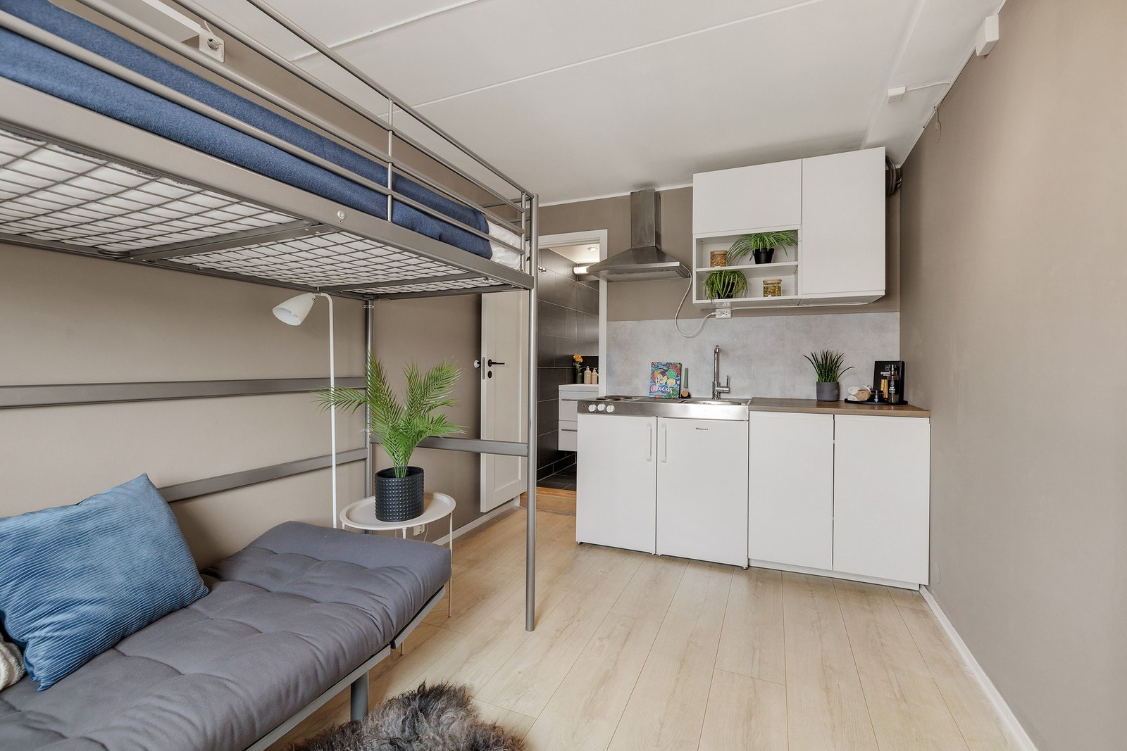 Pen hybel med lite kjøkken og plass til nødvendig møblement Galleribilde