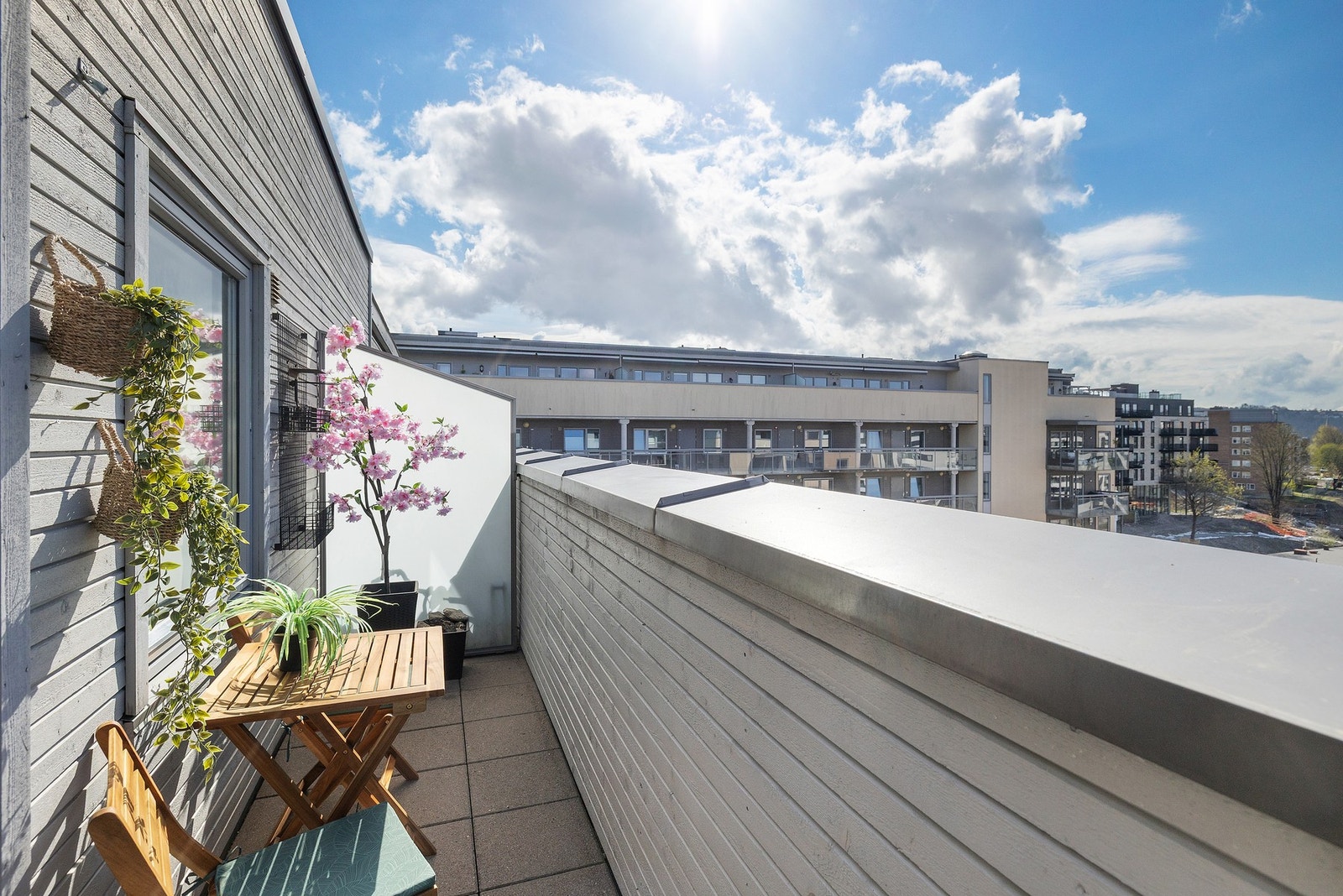 Balkongen er helt uten innsyn - med flott utsyn! Galleribilde
