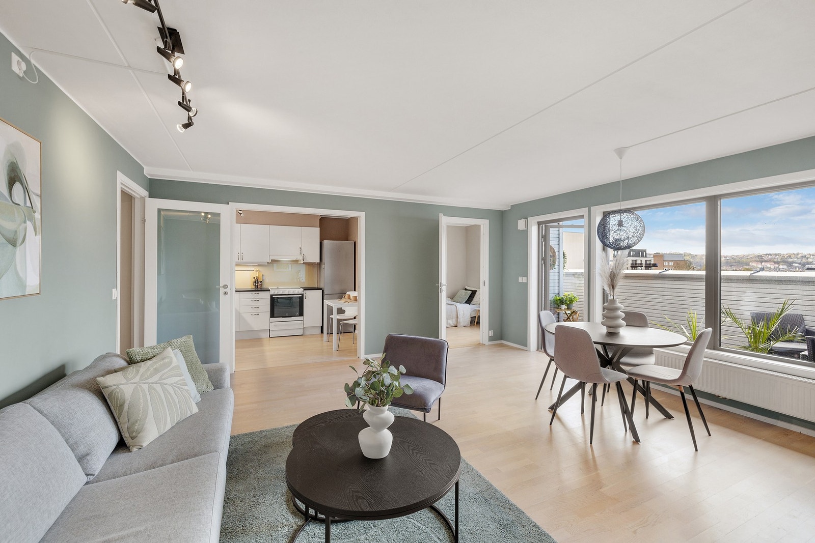 Leiligheten har store vindusflater som slipper inn rikelig med naturlig lys Galleribilde