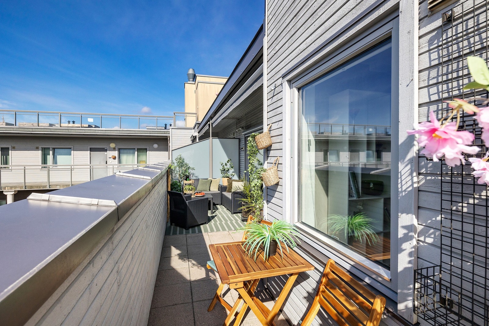 Flott, usjenert balkong med meget gode solforhold Galleribilde