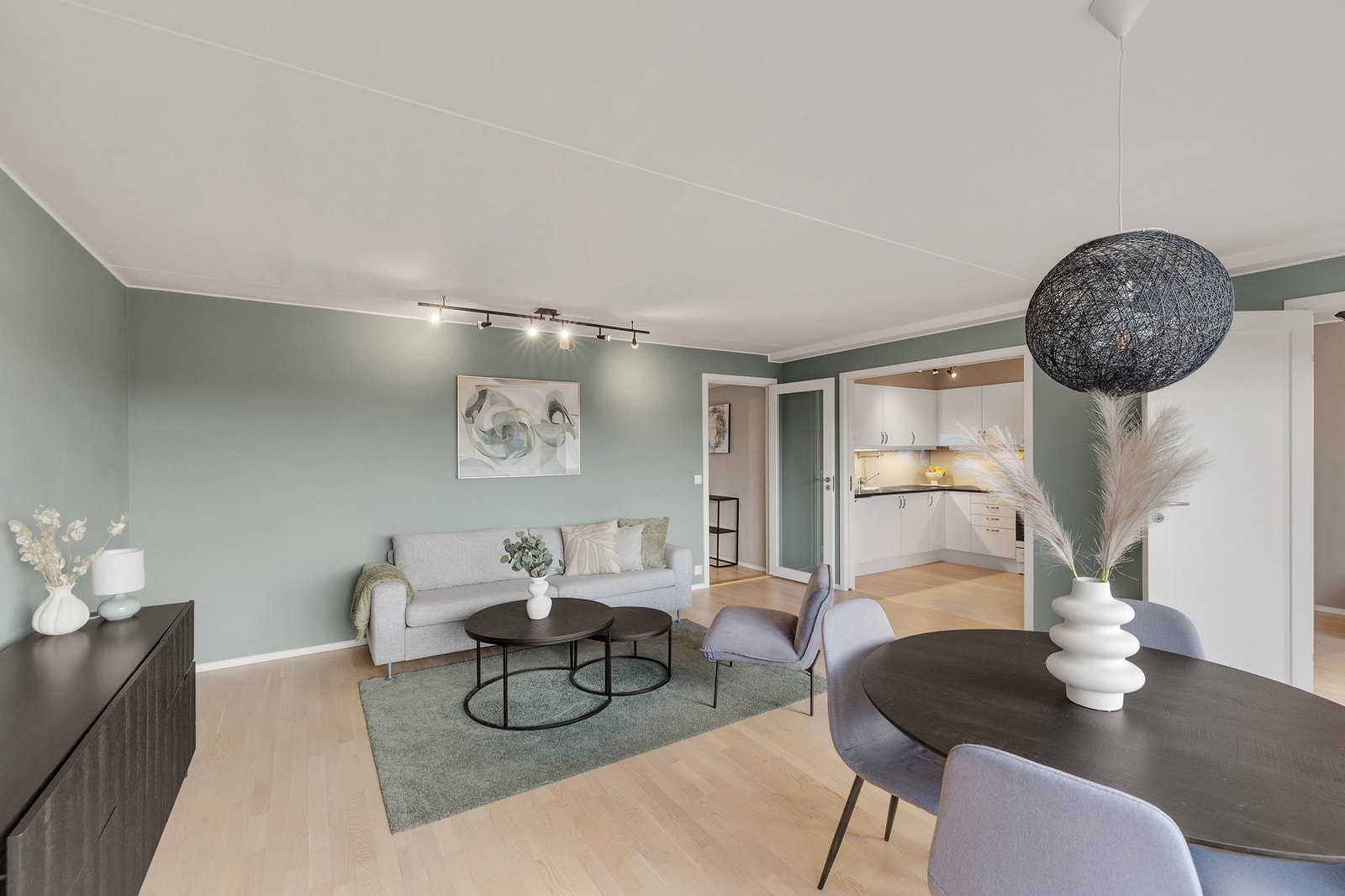 I stuen er det god plass til både sofagruppe og spisebord Galleribilde