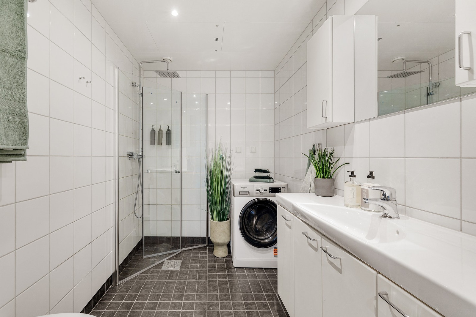 Pent, flislagt bad som har rikelig med oppbevaring Galleribilde