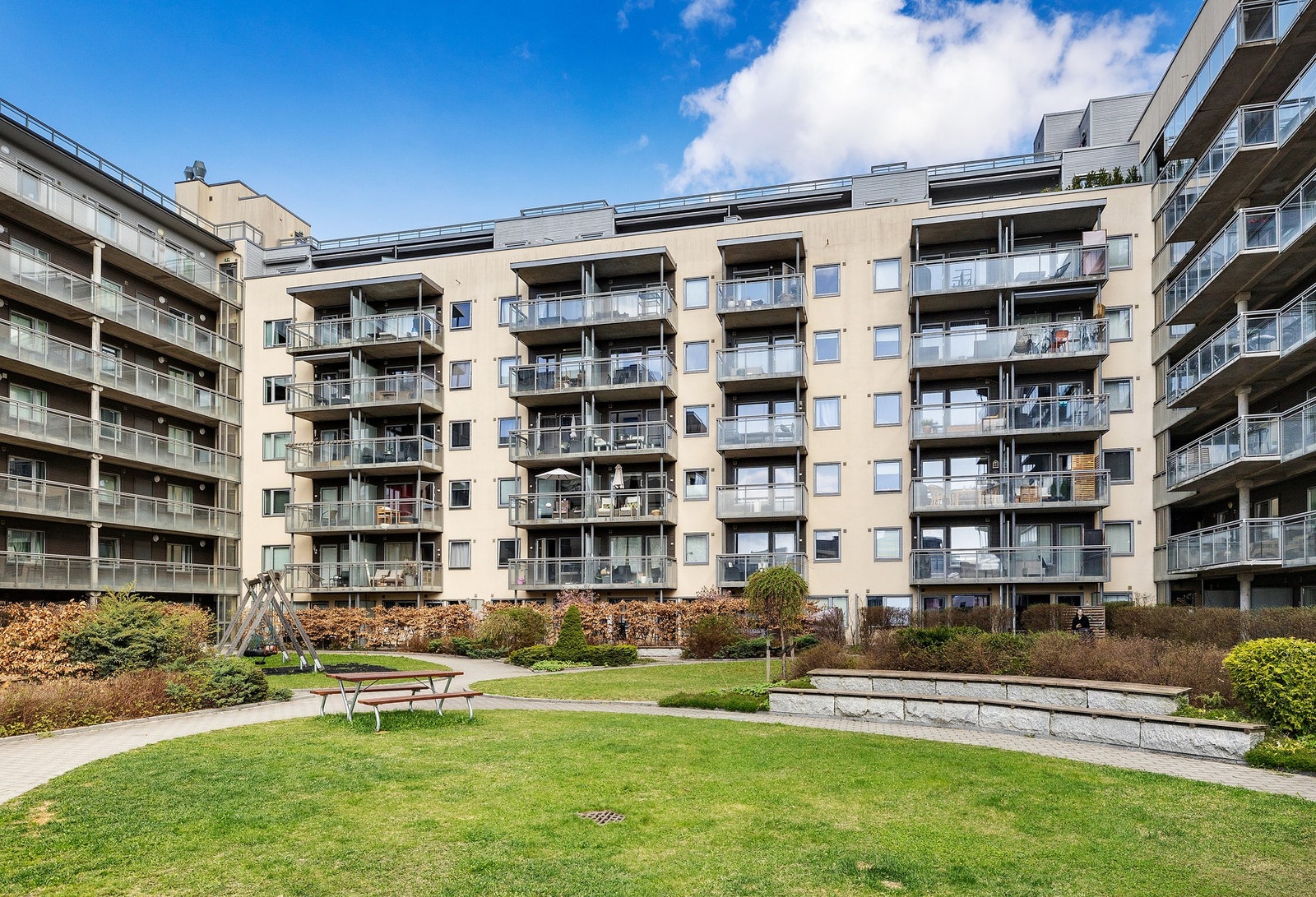 Pent opparbeidet gårdsområde til felles benyttelse for beboerne Galleribilde