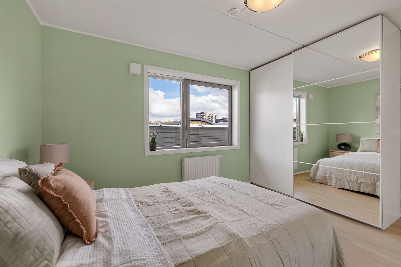 Stor skyvedørsgarderobe og god plass til dobbeltseng med tilhørende nattbord Galleribilde