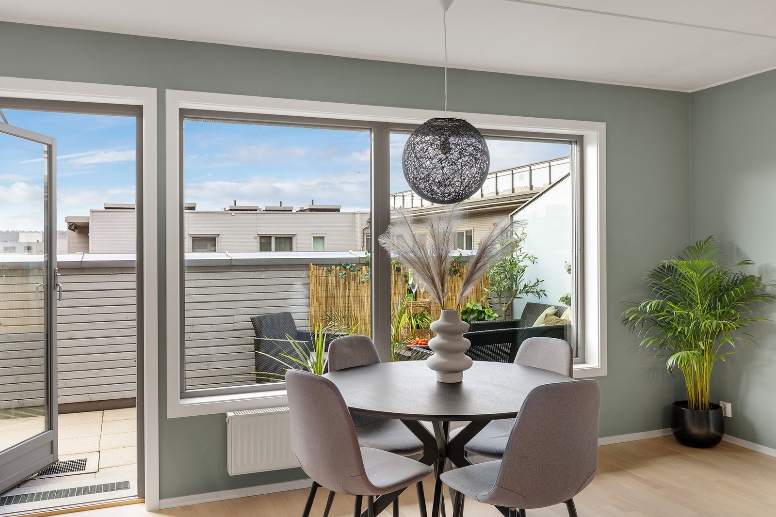 Fra stuen er det utgang til den flotte balkongen Galleribilde