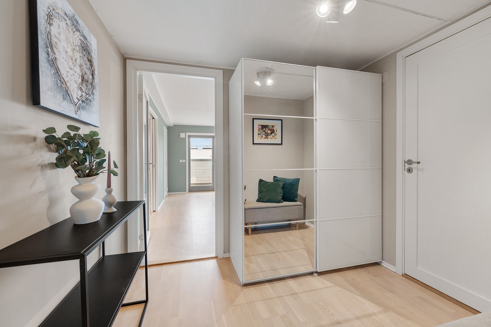 Stor skyvedørsgarderobe i entréen og mulighet for diverse oppbevaringsmøbler Galleribilde