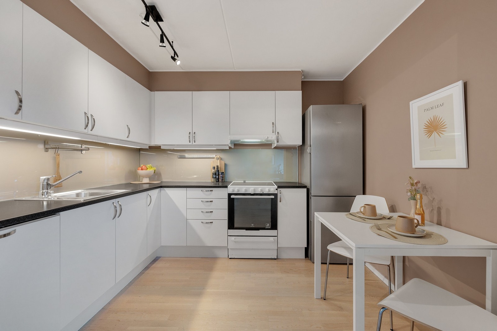 Kjøkkenet har godt med skap- og benkeplass Galleribilde