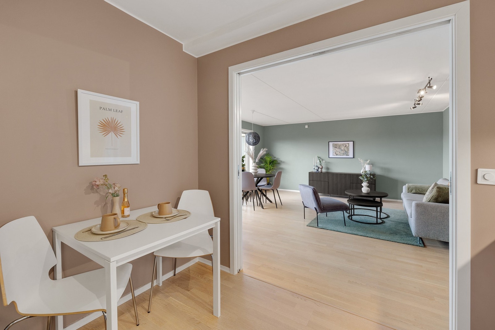 Delvis åpen løsning inn til stuen Galleribilde