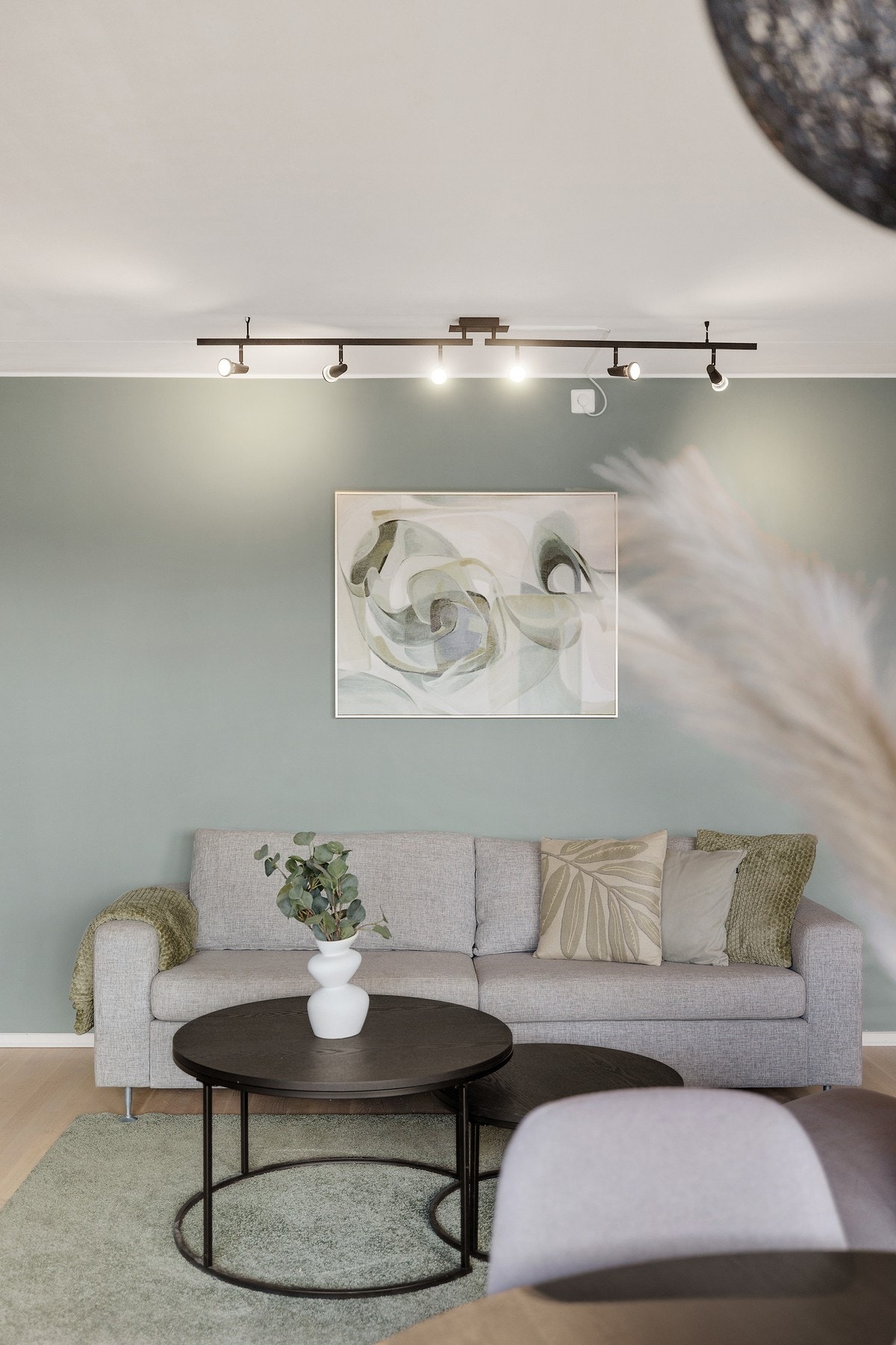 Leiligheten er malt i delikate, tidsriktige fargetoner Galleribilde