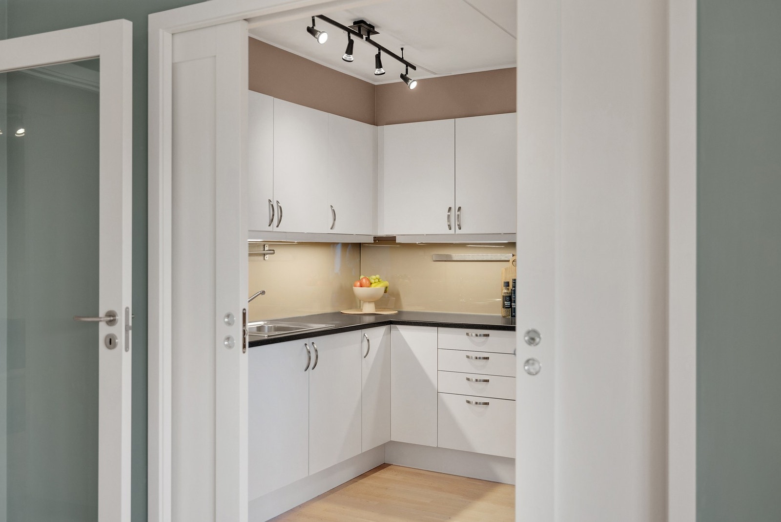 Skyvedører inn til kjøkkenet Galleribilde