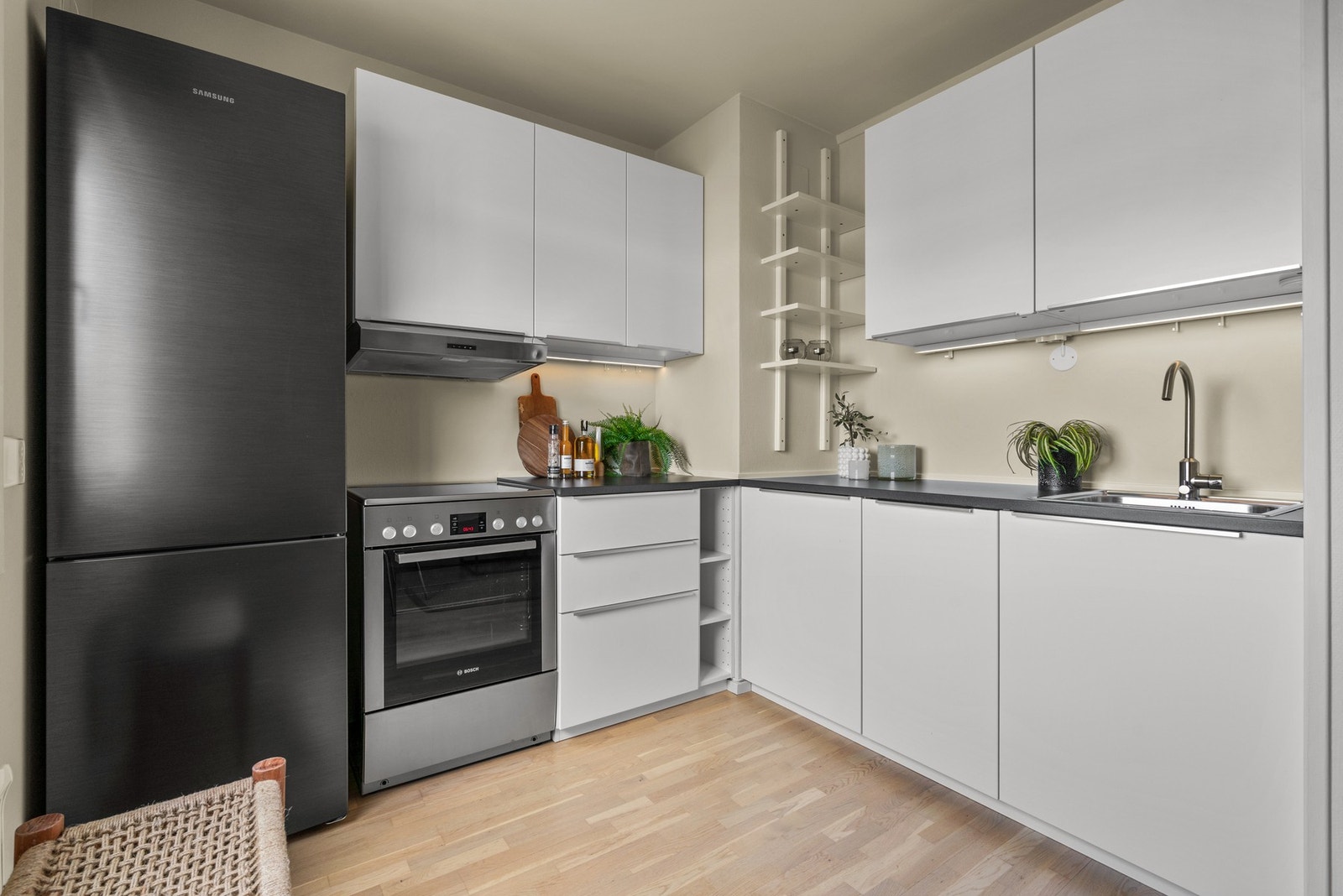 Kjøkkenet i leiligheten er smart utformet for å gi deg god plass og funksjonalitet. Fint separat kjøkken med Ikea kjøkkeninnredning. Galleribilde