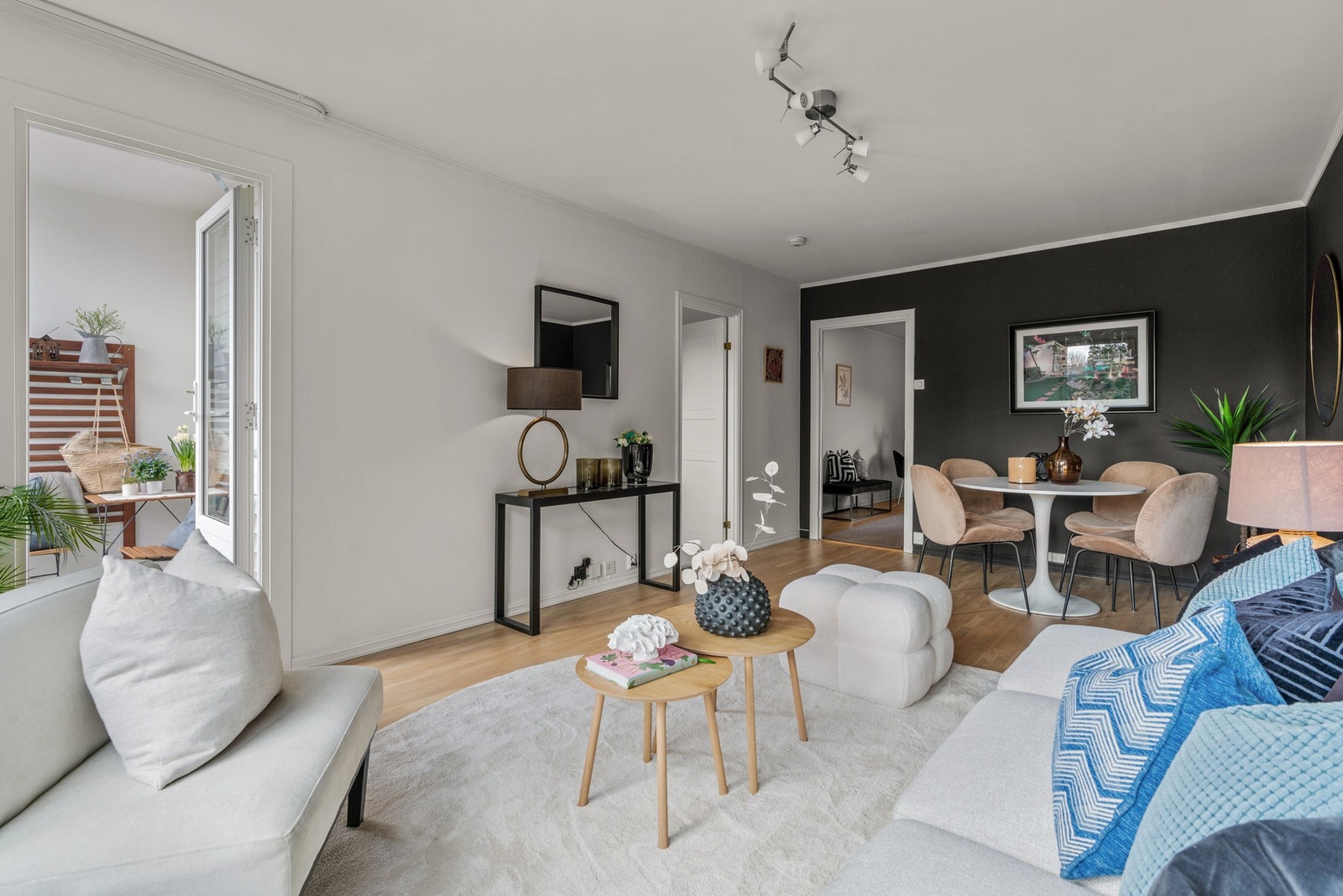 Romslig stue. Galleribilde