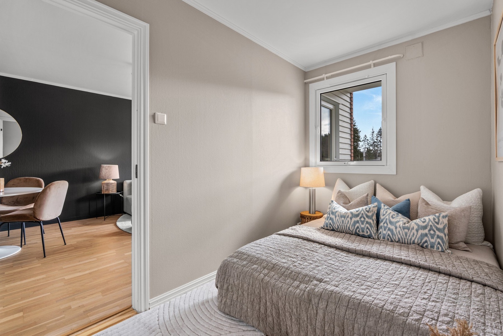 Soverommet byr på god plass og er utstyrt med garderobeskap uten fronter, noe som gir et åpent og luftig preg. Galleribilde