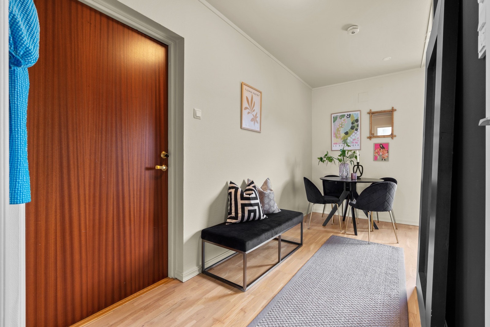 Romslig entrè. Galleribilde