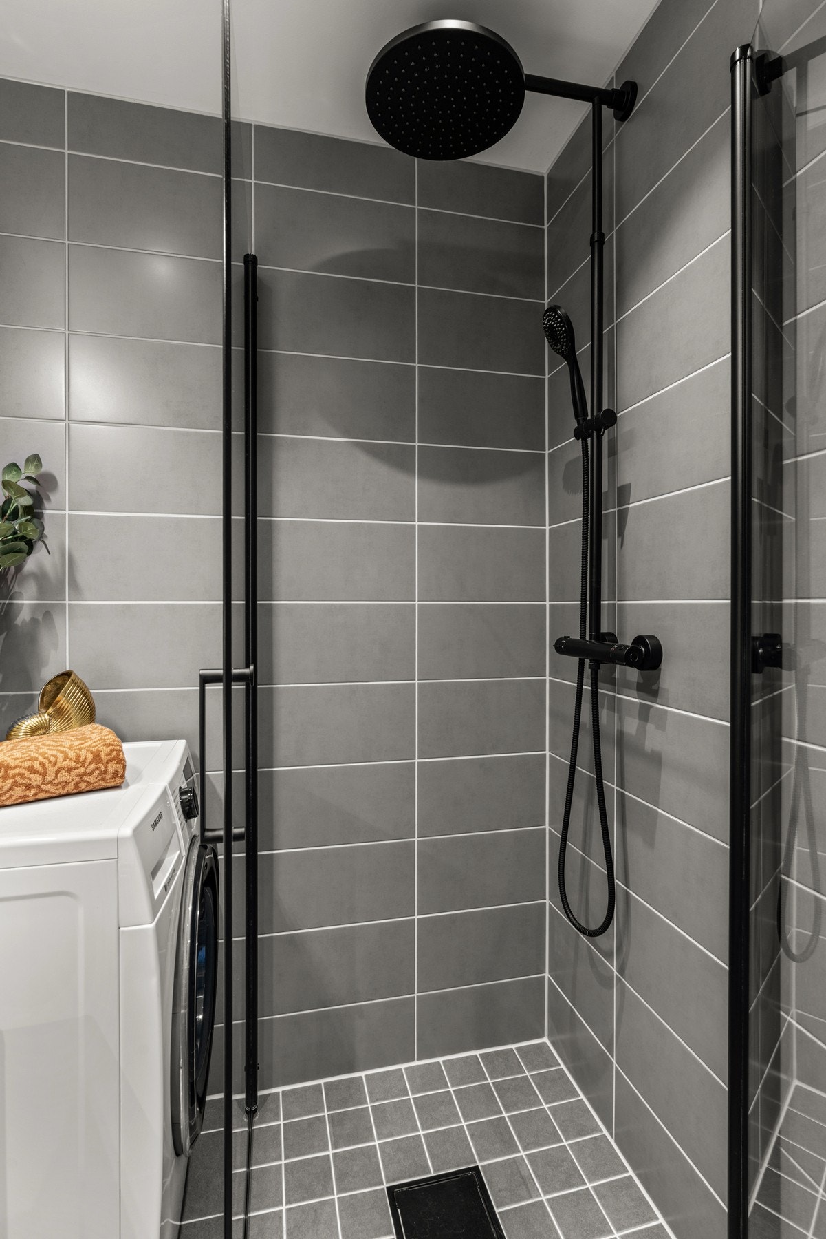 Moderne flislagt baderom som er modernisert i regi av borettslaget i perioden 2022-2023. Galleribilde