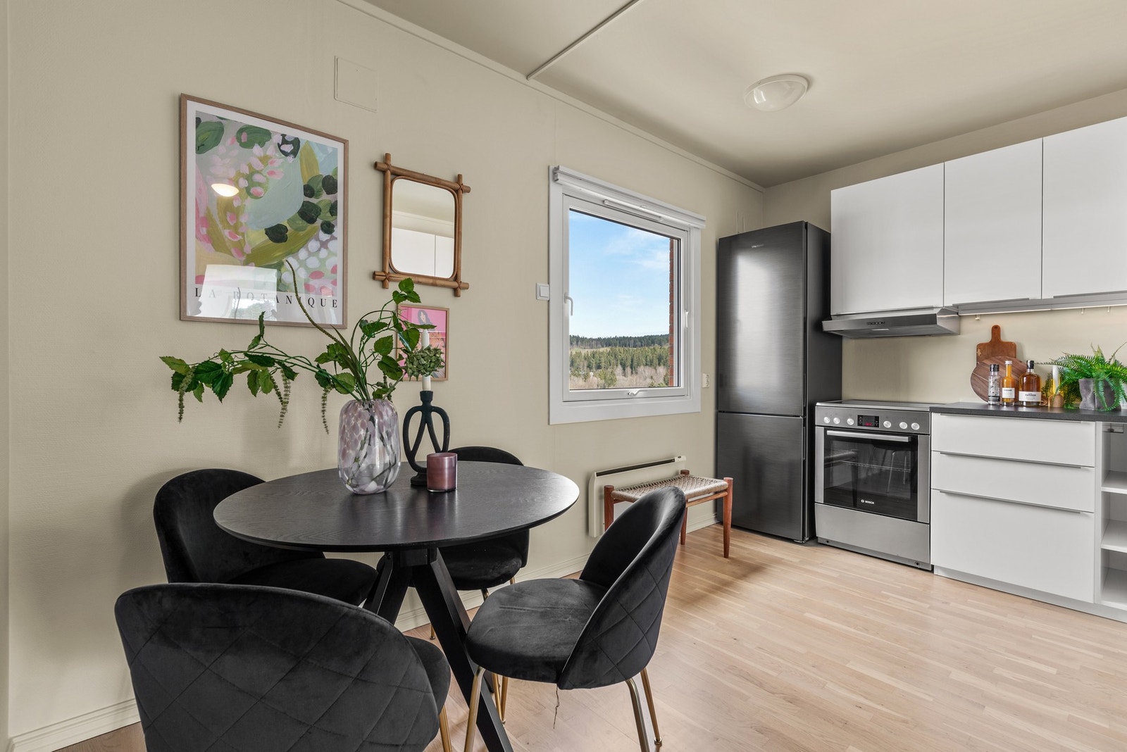 Romslig kjøkken. Galleribilde