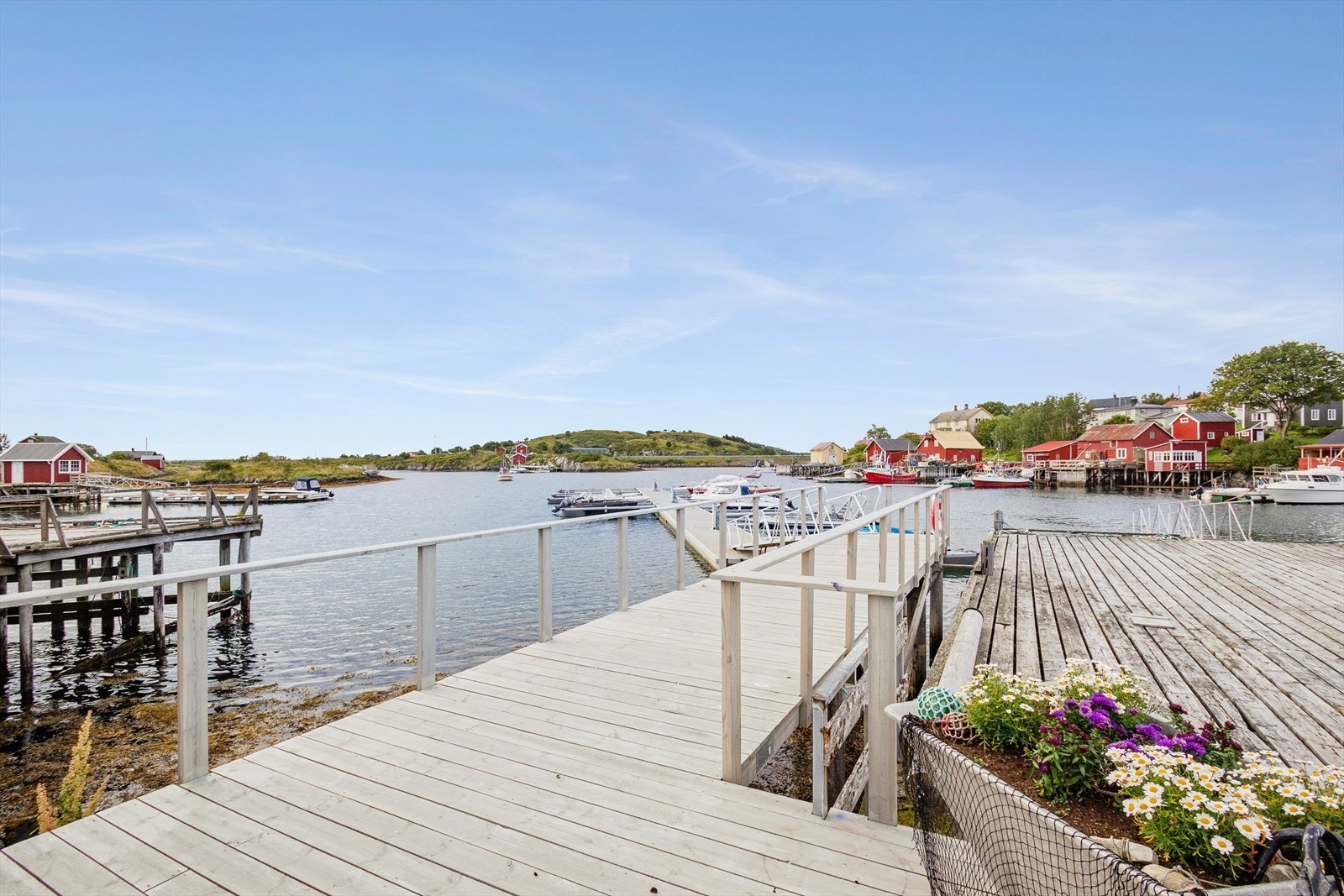 Småbåthavna der boligen har båtplass. Den er 3,6 meter bred. Galleribilde