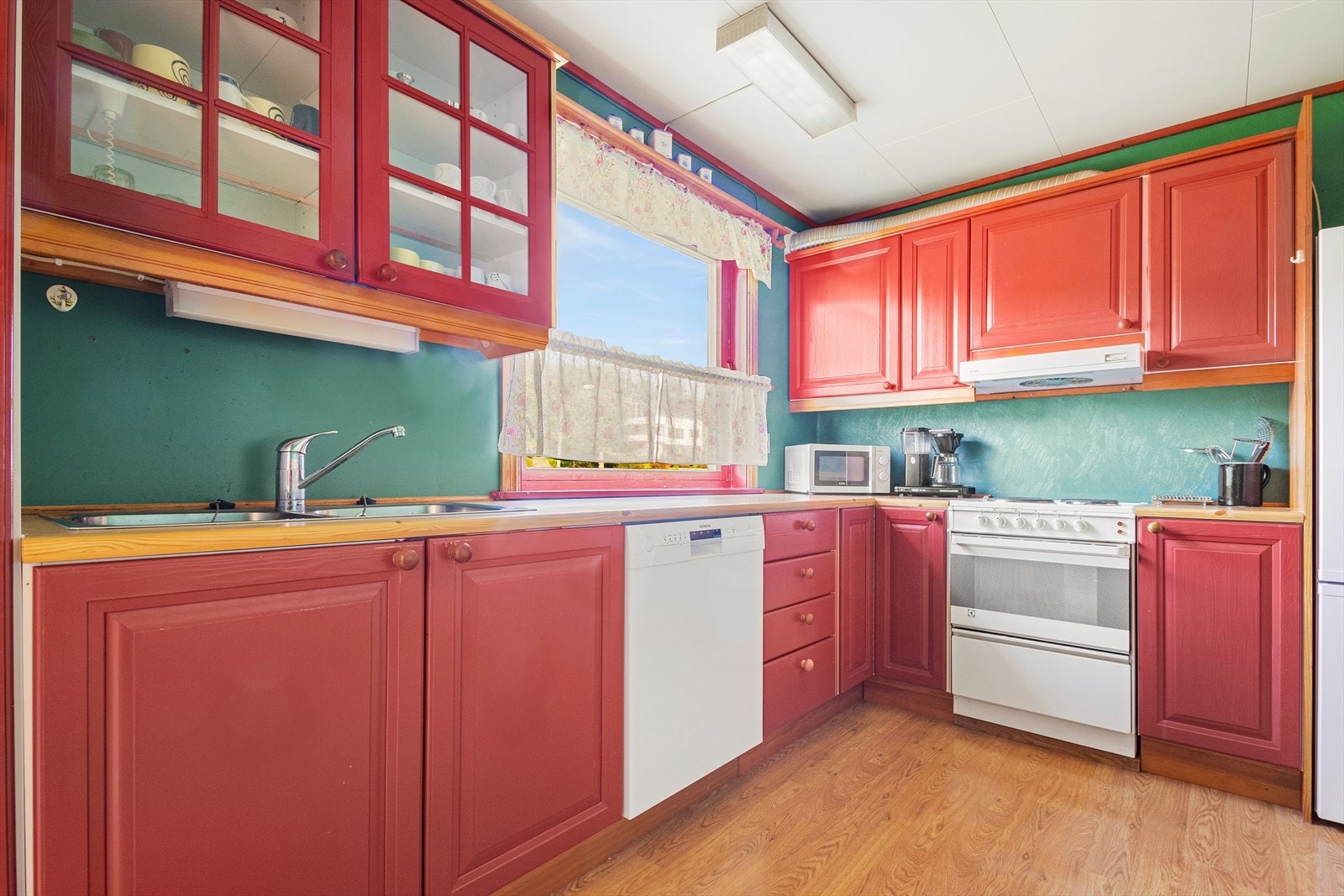 Det er godt med skap- og benkeplass på kjøkkenet. Vindu over benkeplate. Her er det også muligheter for en mindre sittegruppe. Galleribilde