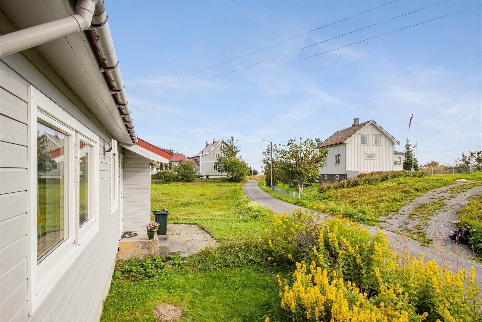 Velkommen til vakre Husvær! Kjørarveien 8 har egen båtplass, gode solforhold og kort vei til sjøen. Det er lite trafikk på hele øya så her kan man lett finne roen i barnevennlige omgivelser. Galleribilde