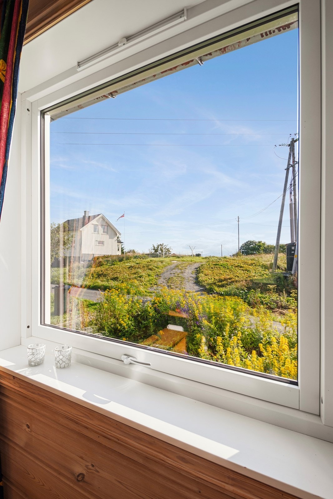 Utsikt mot nærområdet, boligen er omgitt av grønne arealer Galleribilde