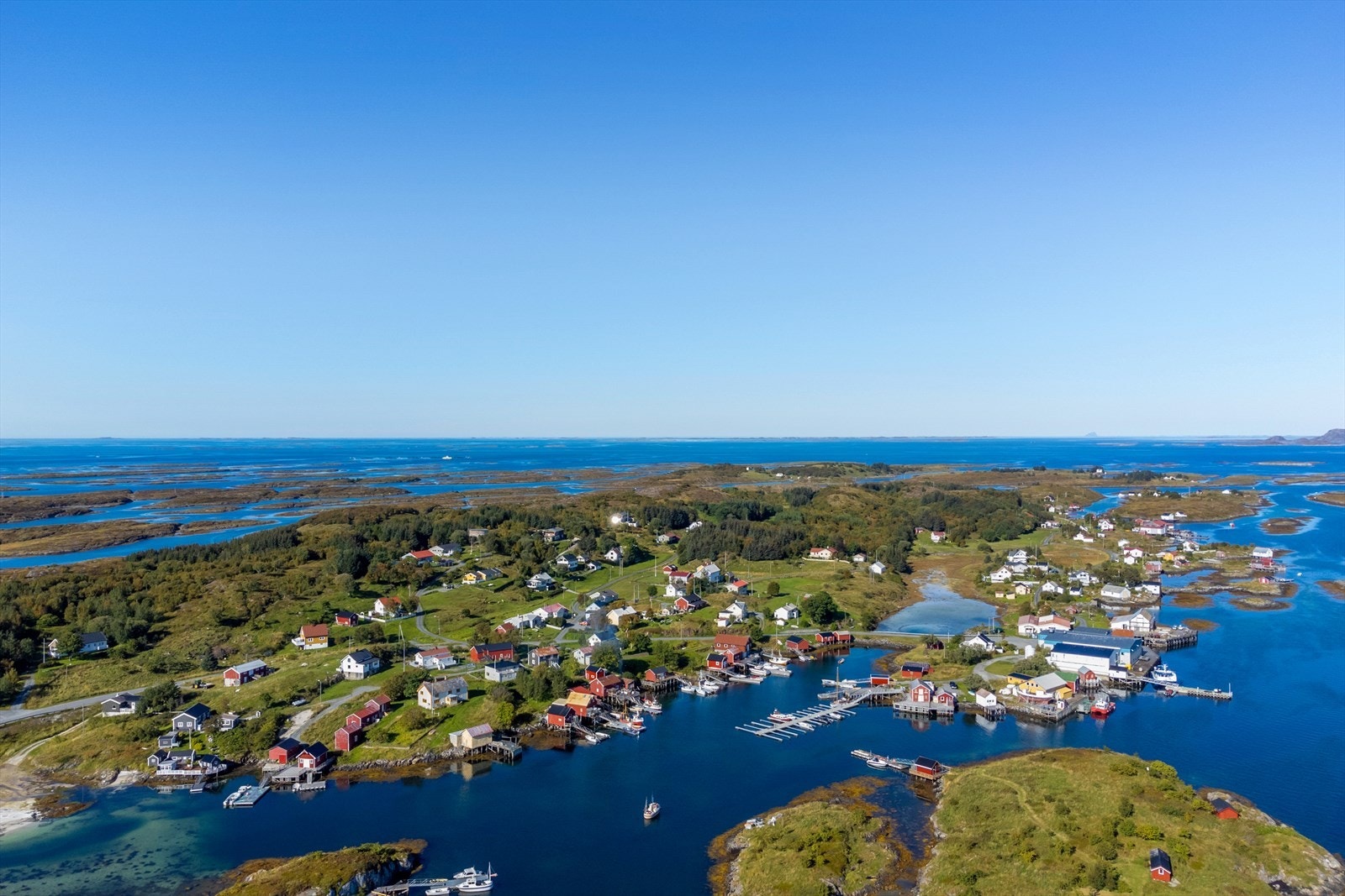 Dronefoto over vakre Husvær. Galleribilde