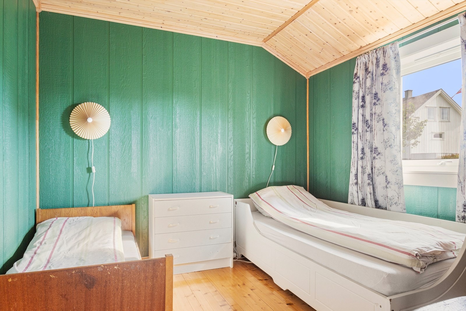 Soverom med plass for dobbeltseng og garderobeløsning. Galleribilde