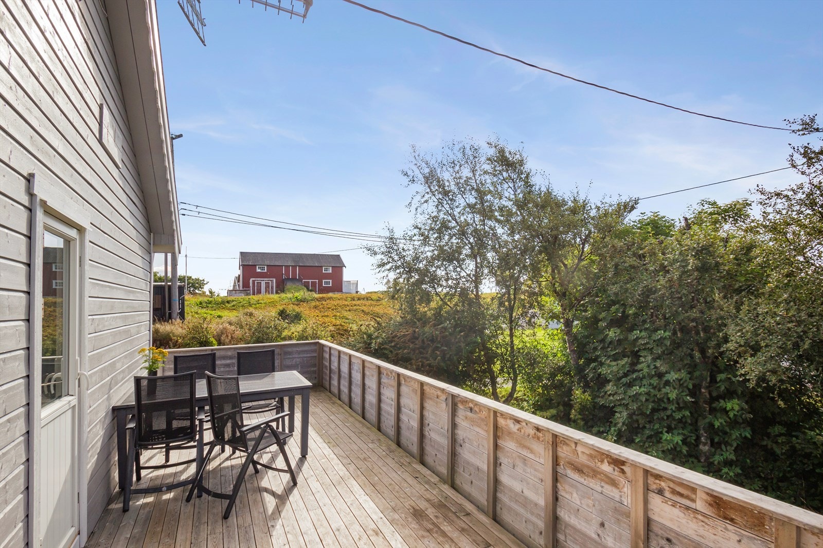 Romslig terrasse med trapp ned til hagen. Galleribilde