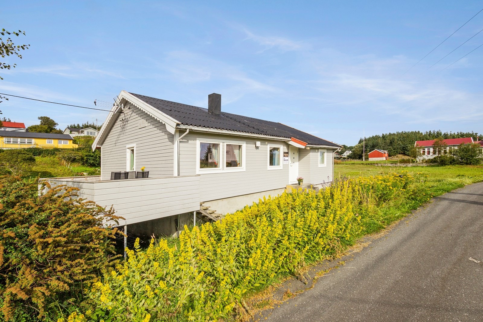 Boligen har i utgangspunktet alt på ett plan. 3 soverom, bad, kjøkken og stue. Boligen har også en romslig kjeller med bla. vaskerom. Galleribilde
